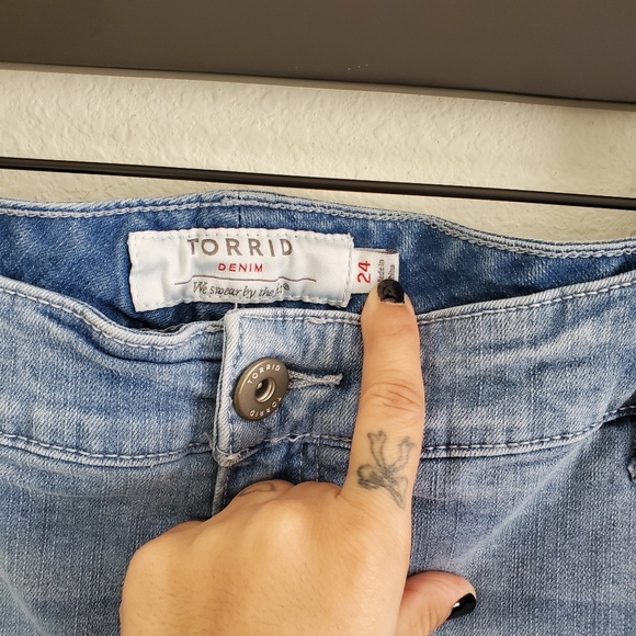 TORRID || distressed jean shorts - Picture 5 of 5